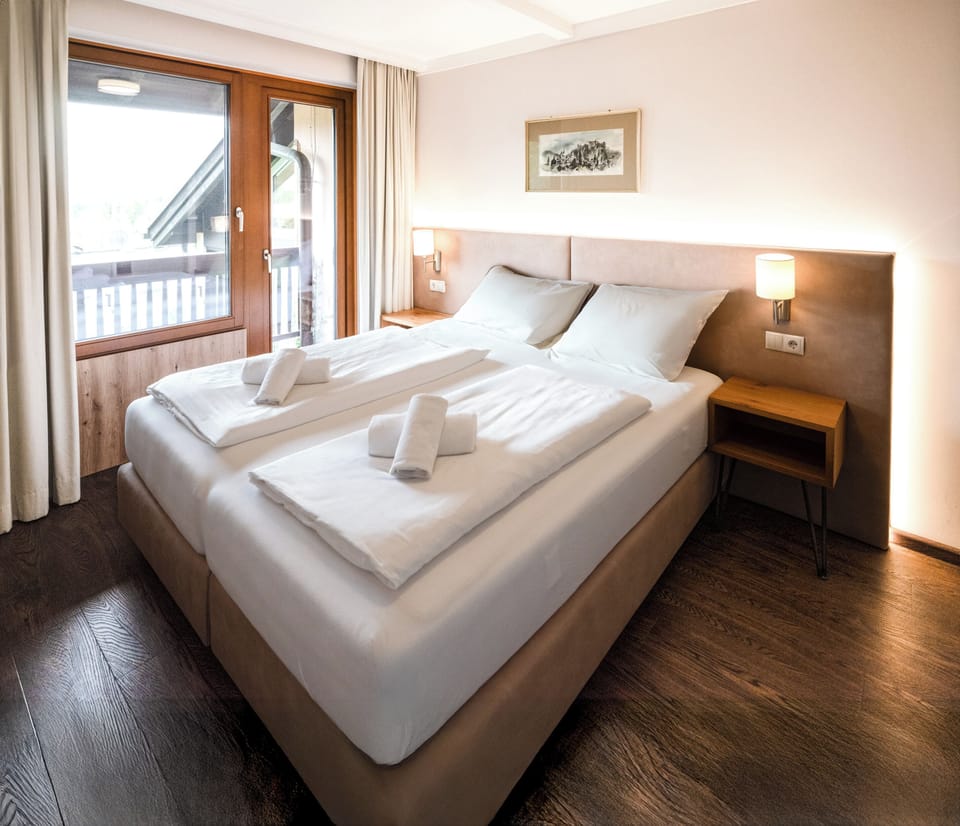 Delux Suite with balcony | Living area | Flat-screen TV, heated floors
