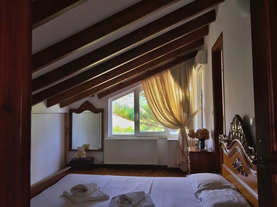 Loft, 2 Bedrooms | Free cribs/infant beds, free WiFi, bed sheets