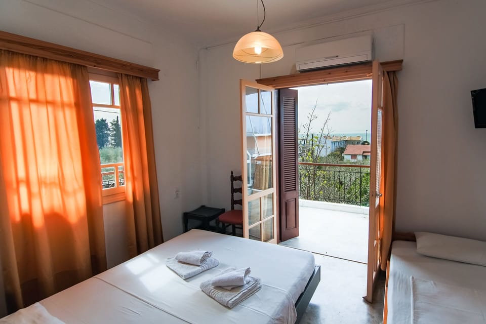 Standard Studio | Free cribs/infant beds, free WiFi, bed sheets
