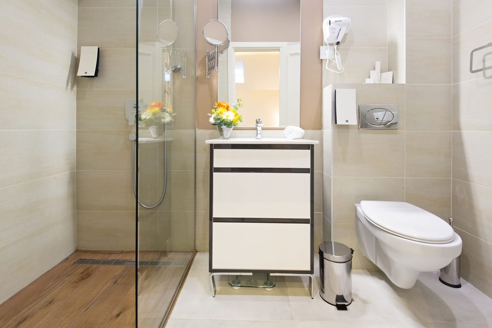 Superior Double or Twin Room | Bathroom | Shower, free toiletries, hair dryer, bathrobes