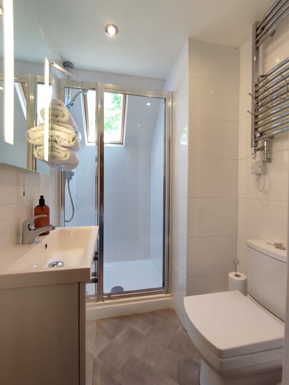 Superior Double Room | Bathroom | Shower, free toiletries, hair dryer, bathrobes