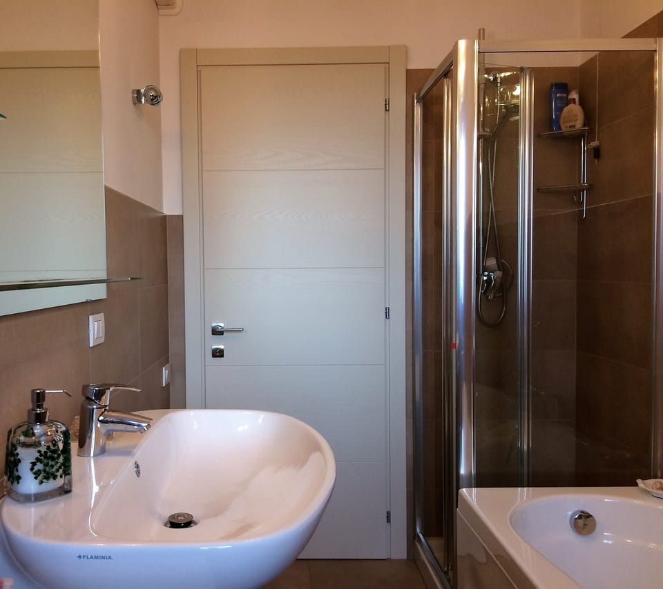 Separate tub and shower, free toiletries, hair dryer, bidet