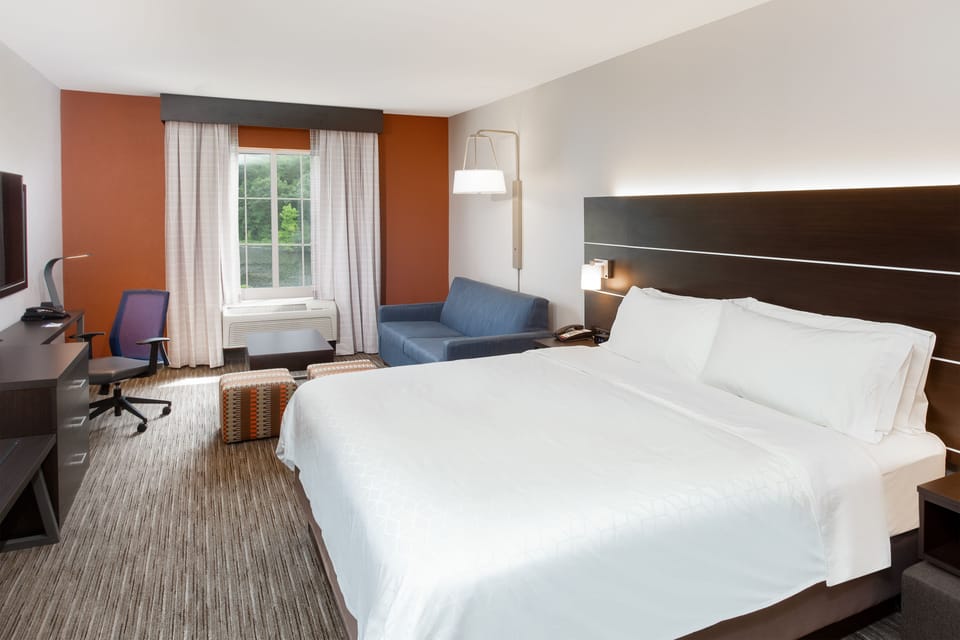 Premium bedding, in-room safe, desk, blackout drapes