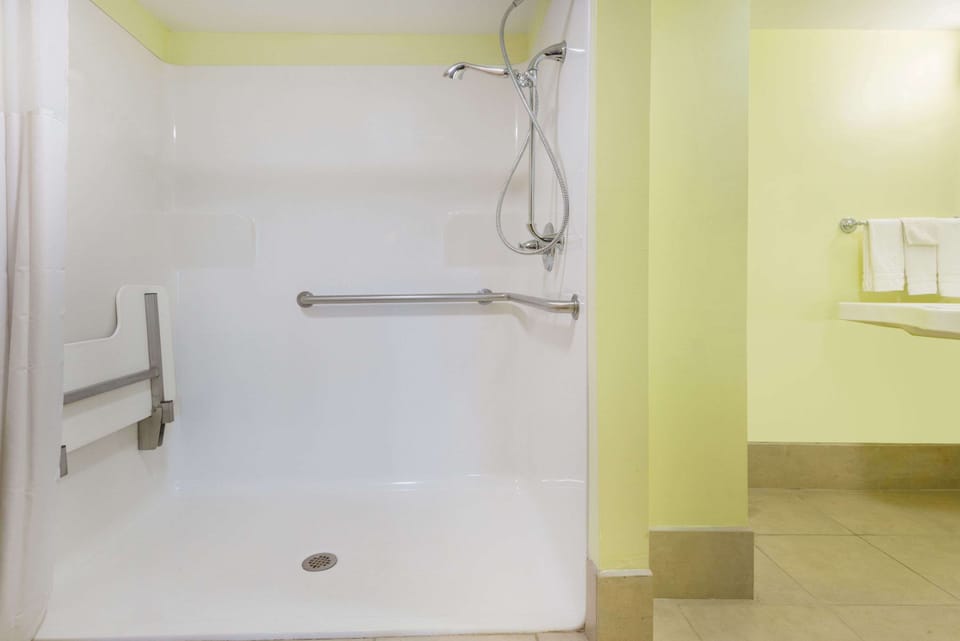 Room, 1 King Bed, Accessible | Bathroom | Combined shower/tub, towels