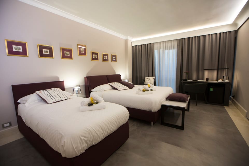 Triple Room | Minibar, in-room safe, desk, free WiFi