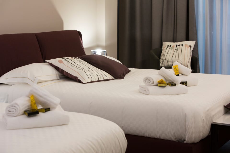 Triple Room | Minibar, in-room safe, desk, free WiFi