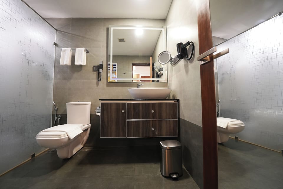 Club Room, 1 Queen Bed | Bathroom | Separate tub and shower, deep soaking tub, free toiletries, hair dryer