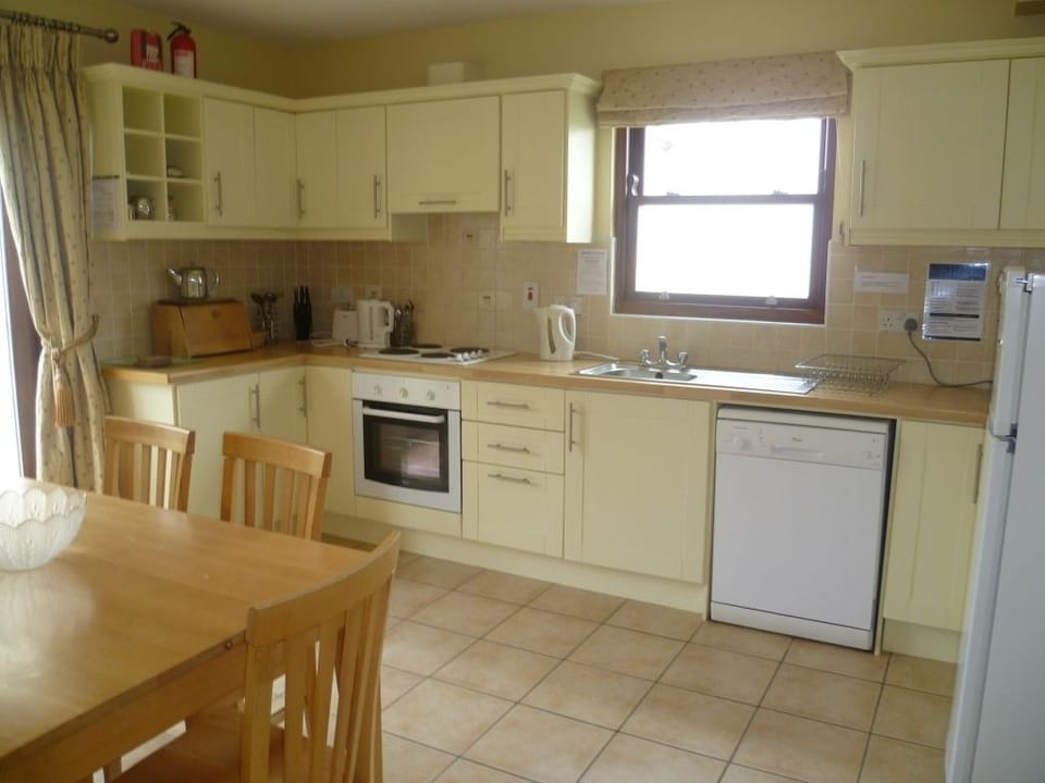 House, 3 Bedrooms | Private kitchen | Oven, stovetop, dishwasher, electric kettle