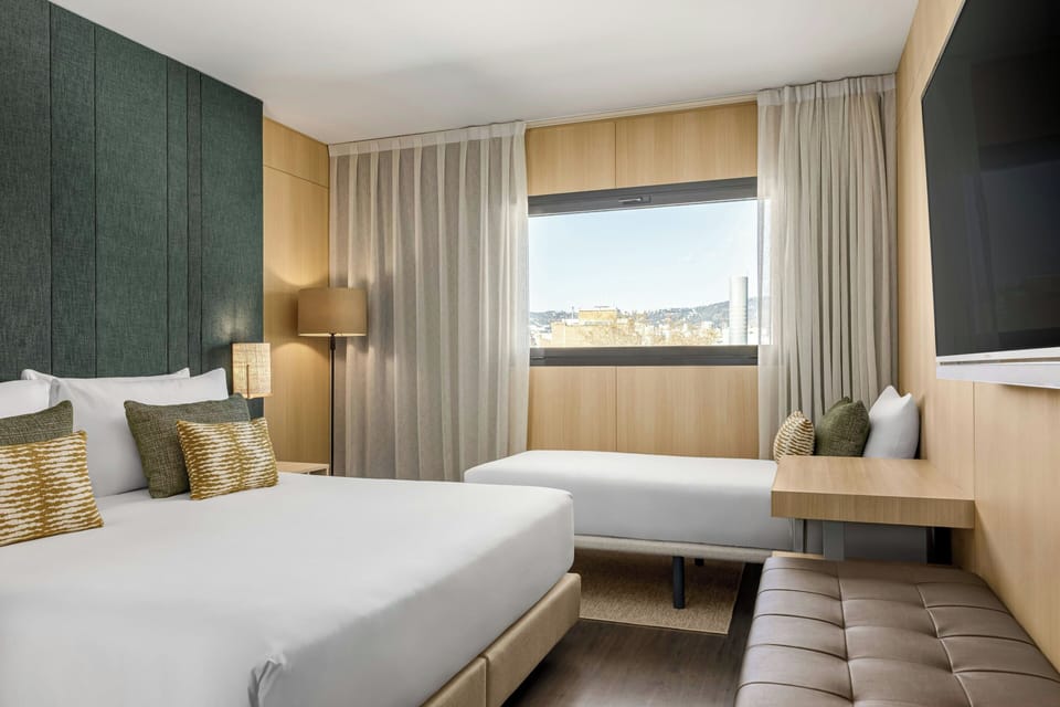 Standard Room, 1 King Bed, Non Smoking | Minibar, in-room safe, desk, free cribs/infant beds