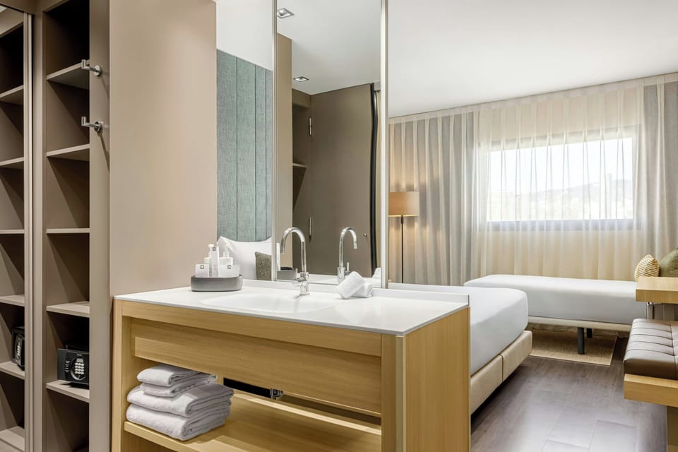Standard Room, 1 King Bed, Non Smoking | Bathroom | Combined shower/tub, free toiletries, hair dryer, towels