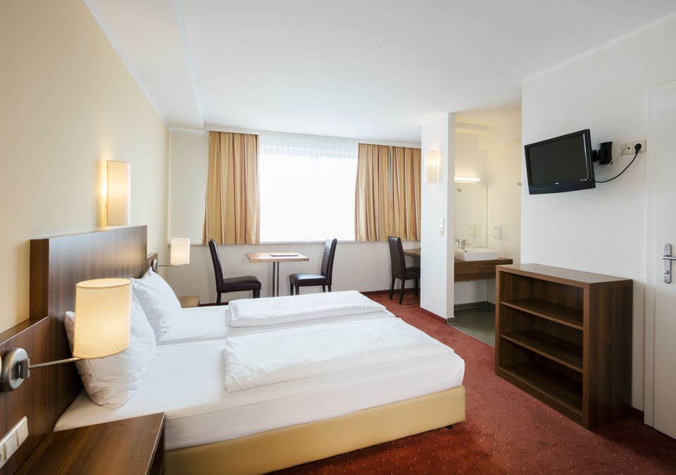 Hypo-allergenic bedding, in-room safe, desk, free WiFi