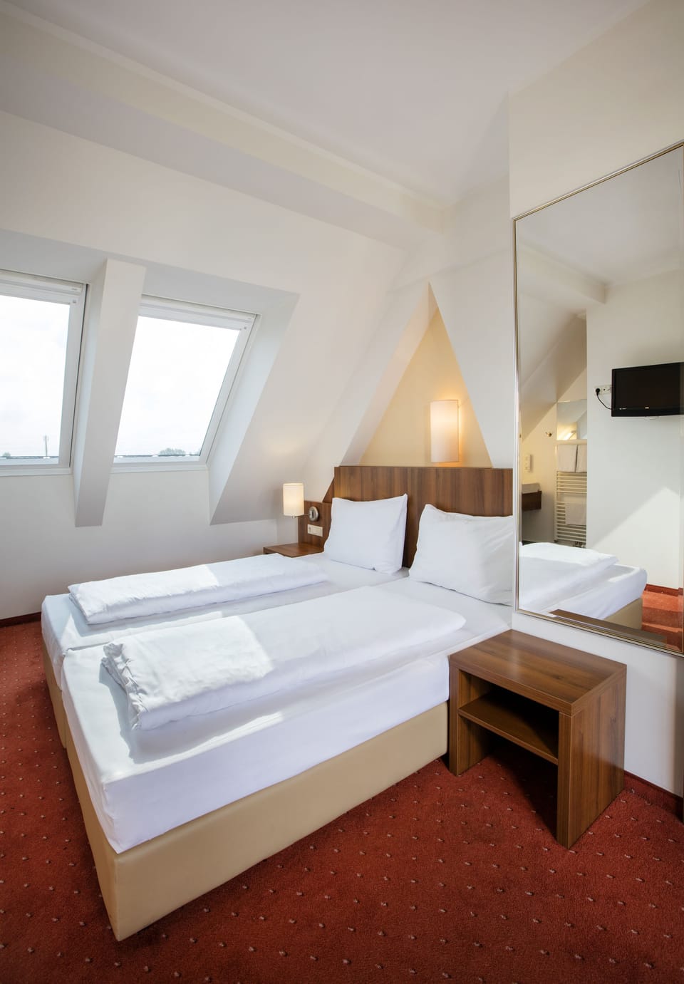 Hypo-allergenic bedding, in-room safe, desk, free WiFi
