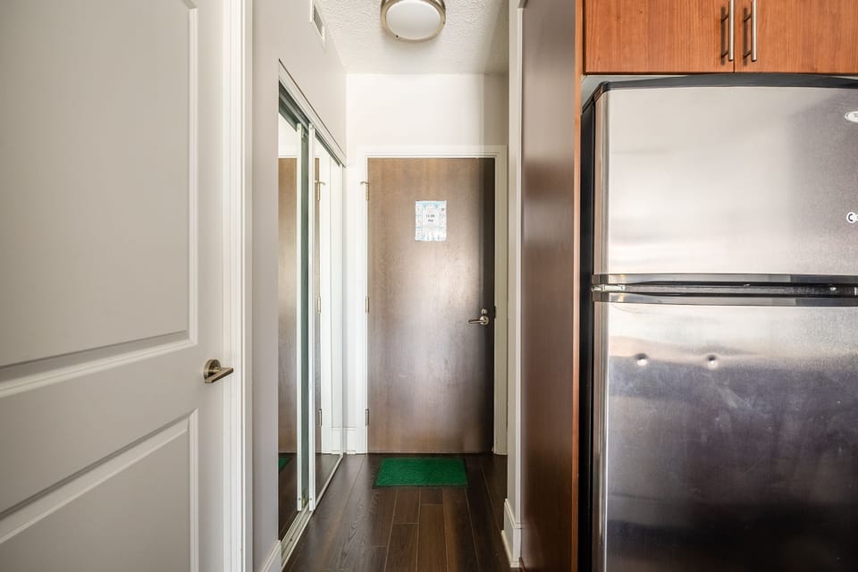 Deluxe Apartment | Private kitchen | Full-size fridge, microwave, oven, stovetop