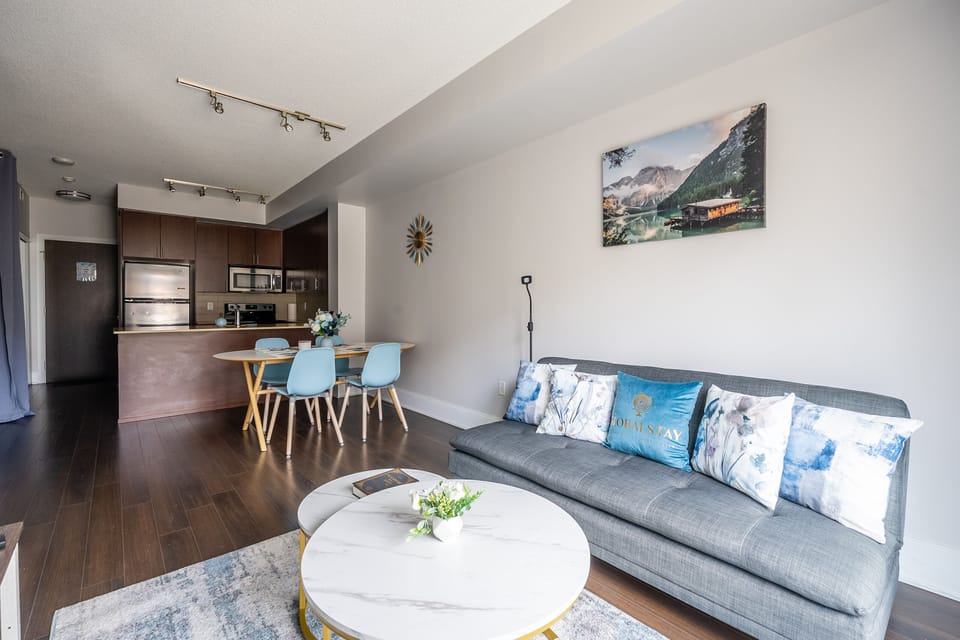 Deluxe Apartment | Living area | 43-inch flat-screen TV with digital channels, TV, Netflix