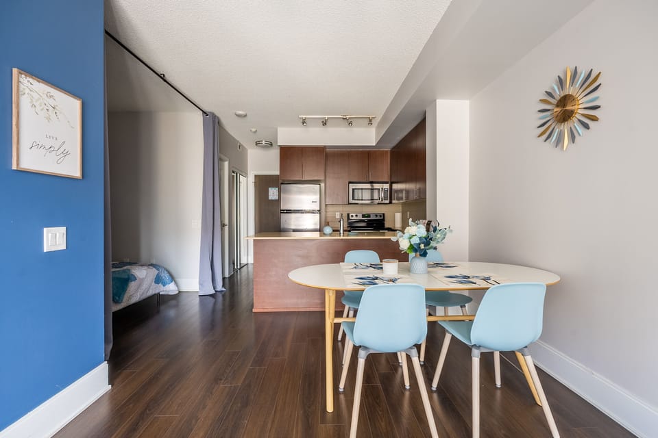 Deluxe Apartment | Private kitchen | Full-size fridge, microwave, oven, stovetop