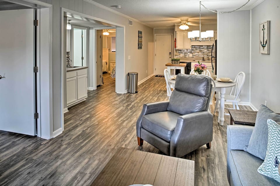 Living Room | Free WiFi | Central A/C | Central Heating | Cable TV