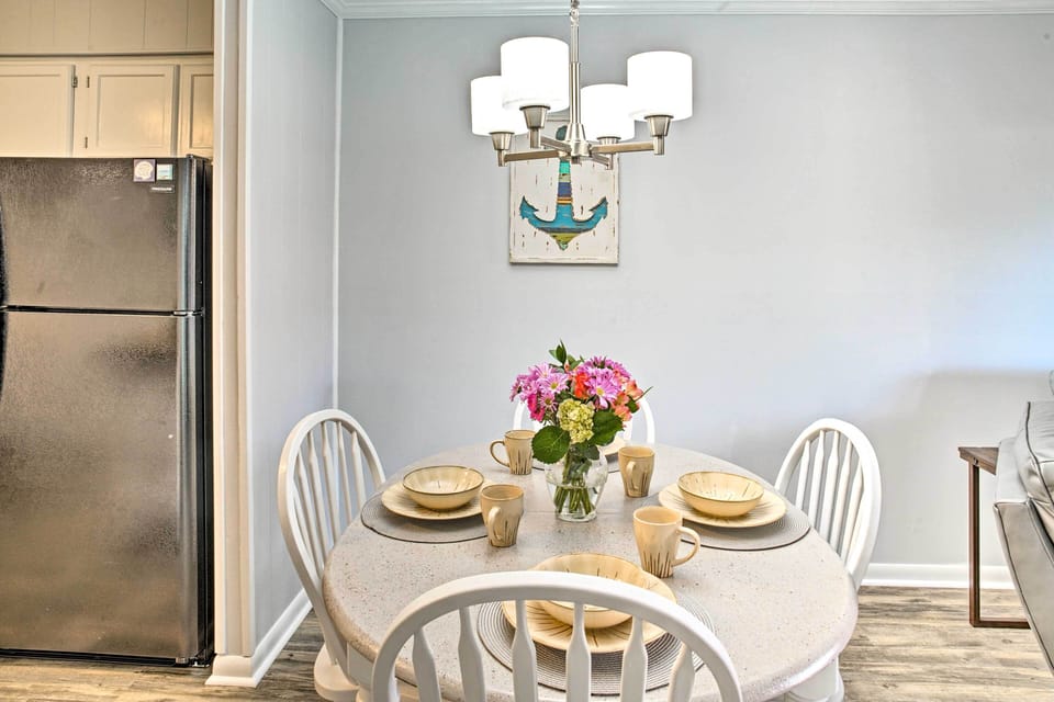 Dining Area | 4-Person Dining Table