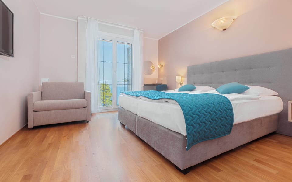 Desk, blackout drapes, WiFi (free), bed sheets