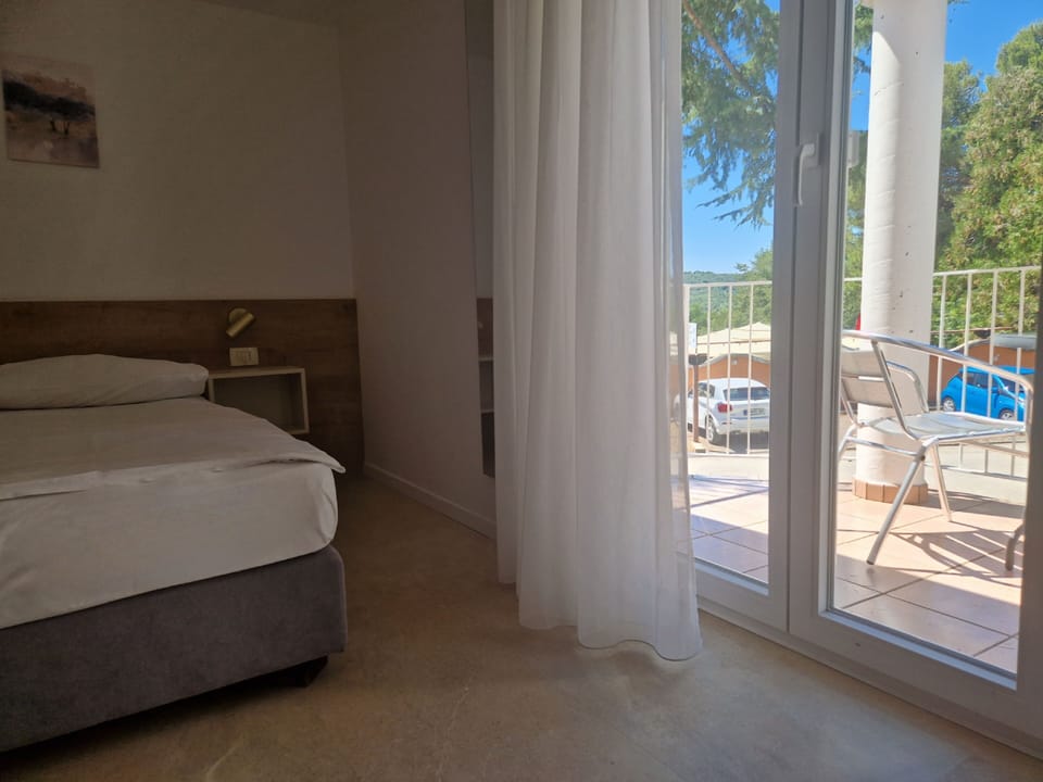 Desk, blackout drapes, WiFi (free), bed sheets