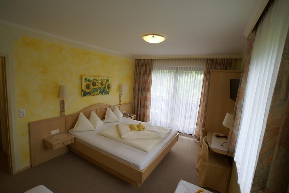 Hypo-allergenic bedding, in-room safe, desk, soundproofing