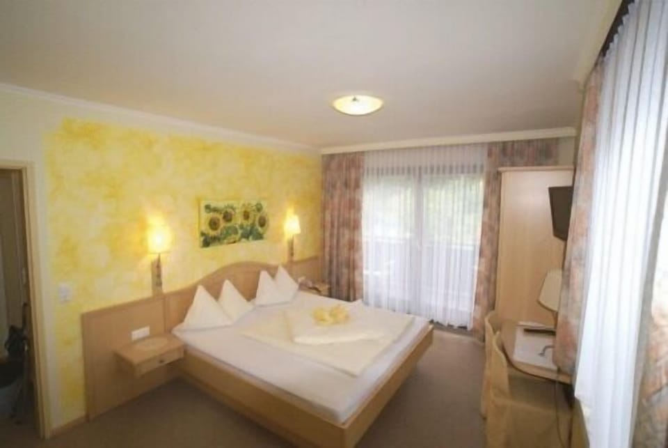 Hypo-allergenic bedding available, in-room safe, desk, soundproofing