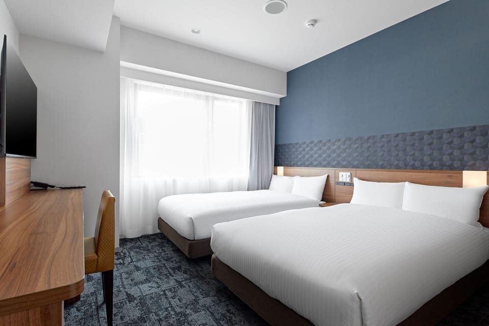 Deluxe Twin Room, Non Smoking | 1 bedroom, laptop workspace, blackout drapes, soundproofing