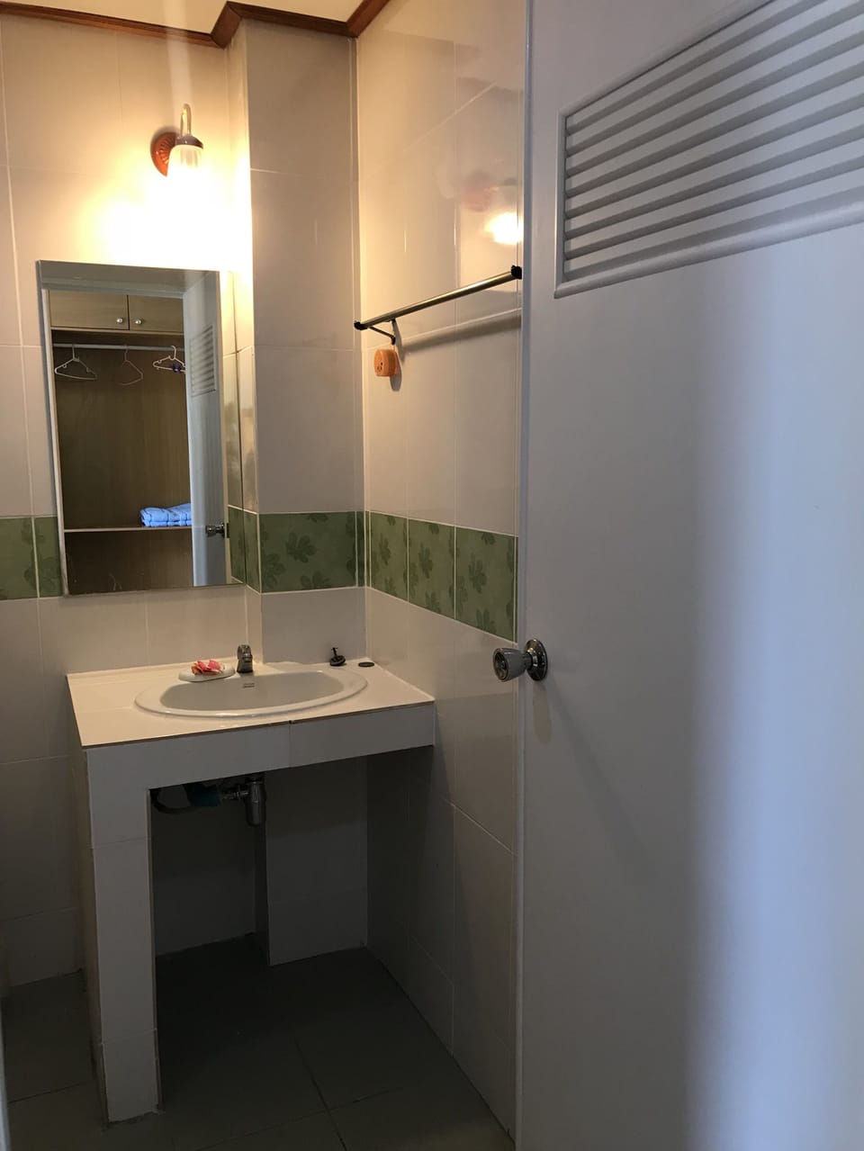 Bathroom sink