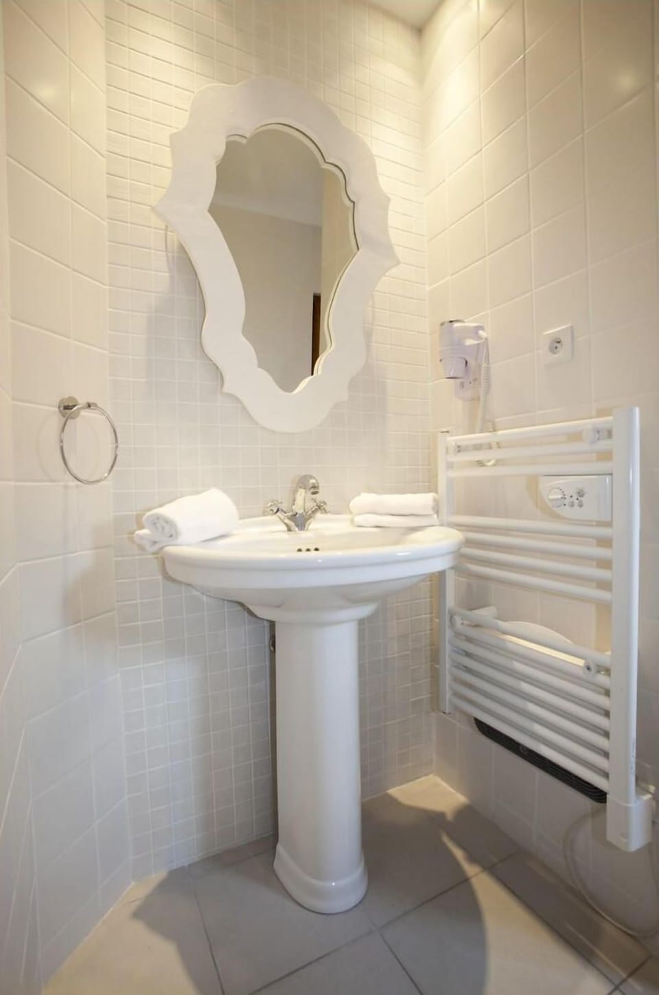 Bathroom sink