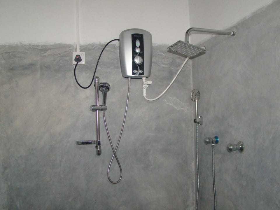 Deluxe Quadruple Room | Bathroom | Shower, free toiletries, towels