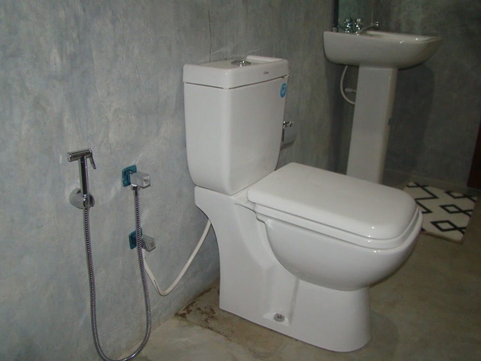 Deluxe Quadruple Room | Bathroom | Shower, free toiletries, towels
