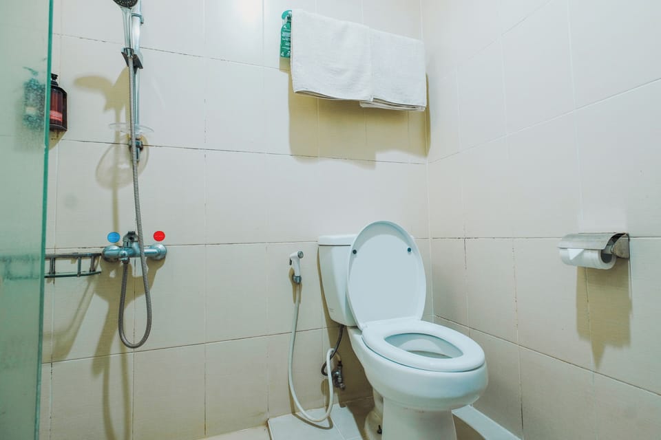 Deluxe Suite | Bathroom | Shower, slippers, towels