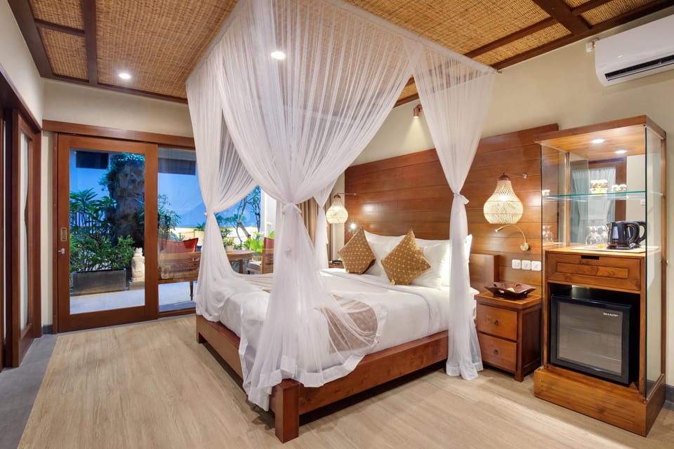 Suite with King Bed | Minibar, in-room safe, blackout drapes, iron/ironing board