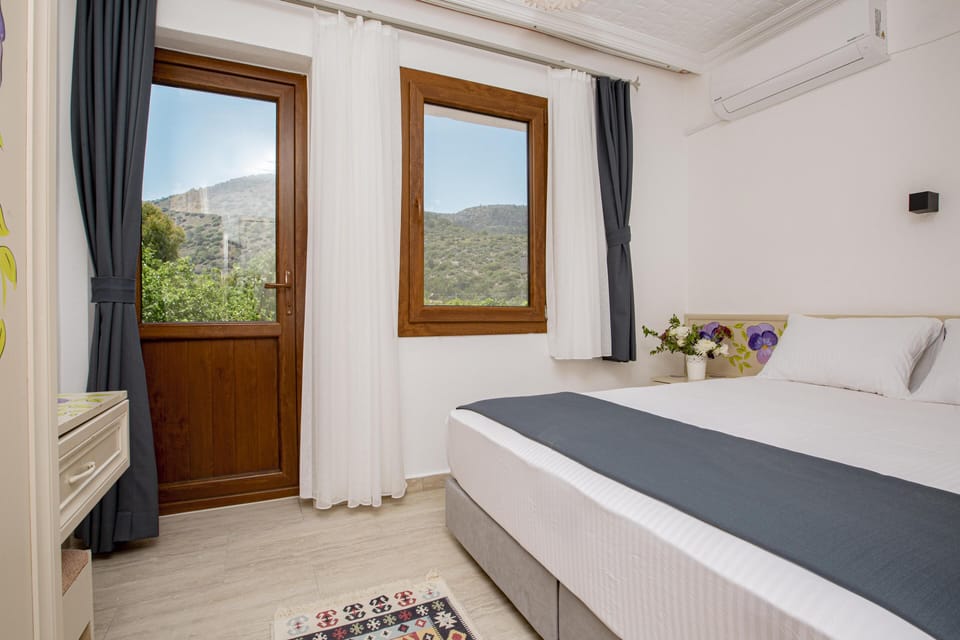 Suite | Minibar, desk, blackout drapes, soundproofing