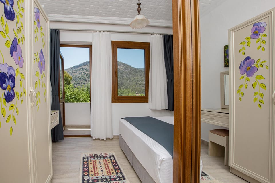 Suite | Minibar, desk, blackout drapes, soundproofing