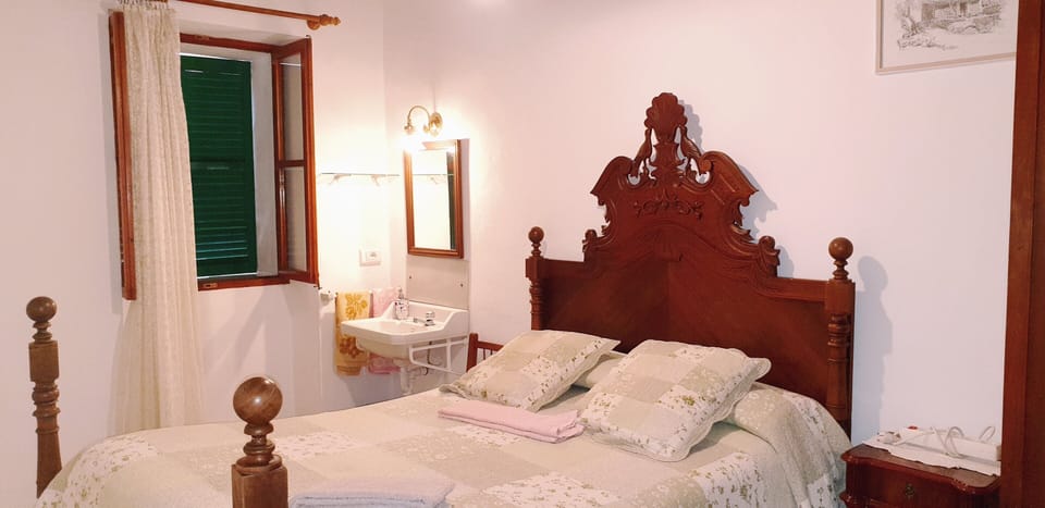 Double Room, Shared Bathroom | Iron/ironing board, free WiFi, bed sheets