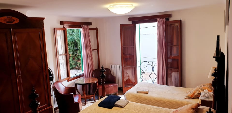 Triple Room, Shared Bathroom | Iron/ironing board, free WiFi, bed sheets