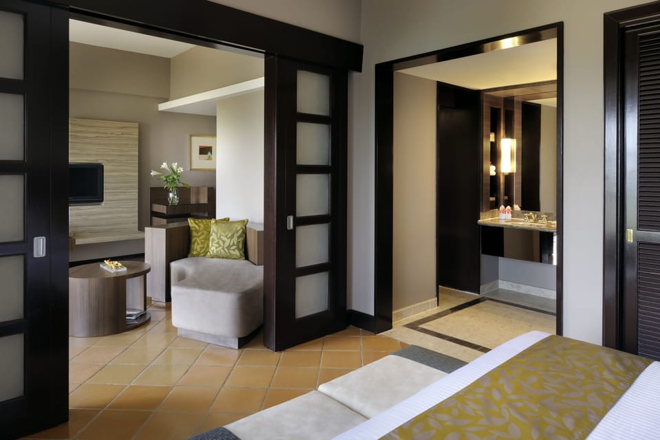Premium Suite | In-room safe, desk, WiFi (free), bed sheets