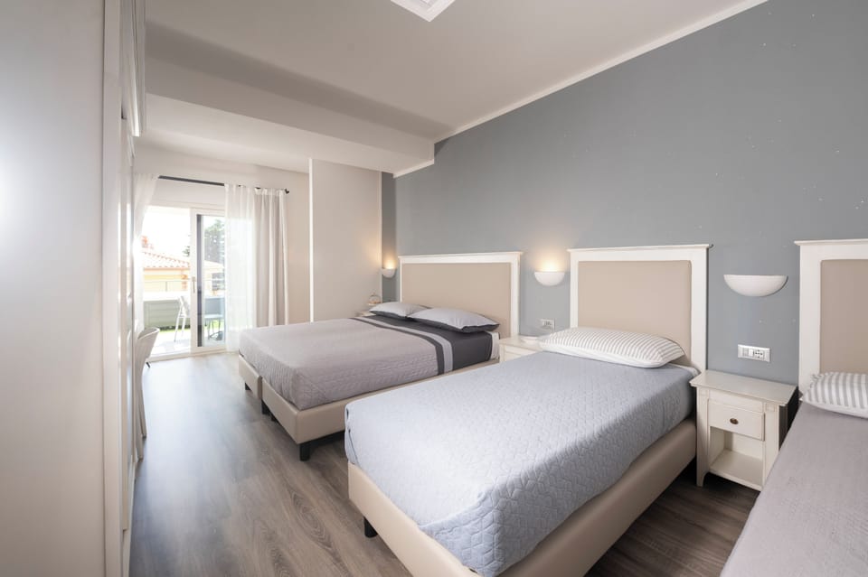 Comfort Room, Hot Tub | Minibar, in-room safe, individually decorated, desk