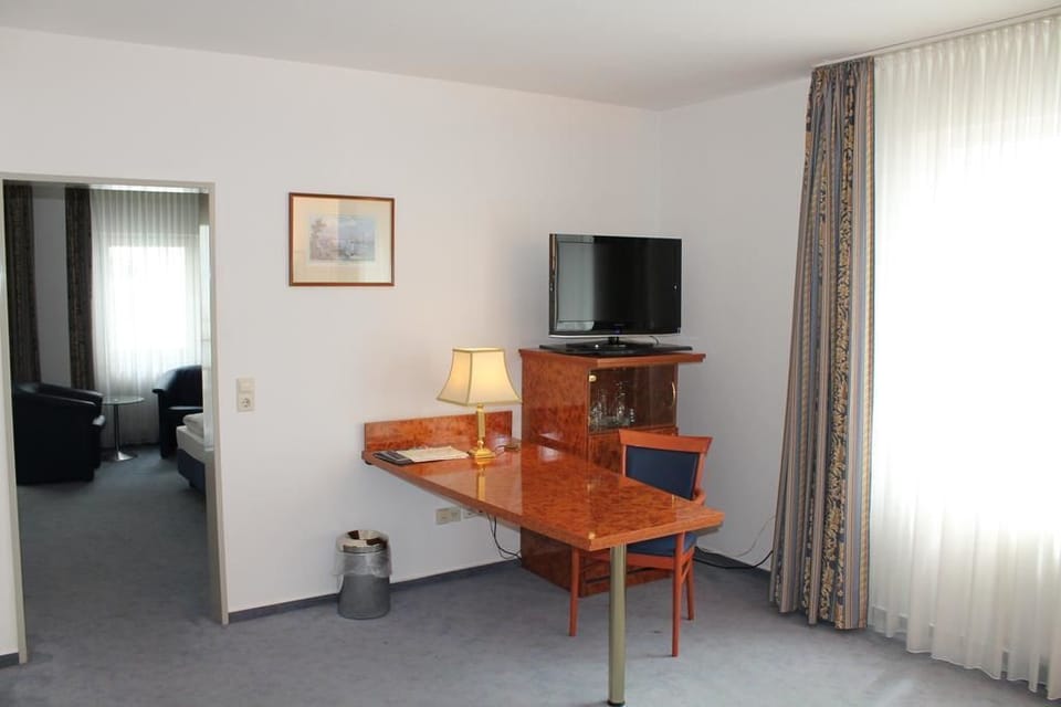 Suite | Desk, free cribs/infant beds, free WiFi, bed sheets