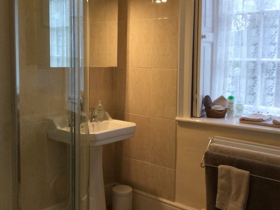 Classic Double or Twin Room, Ensuite, Garden View (Green Room) | Bathroom