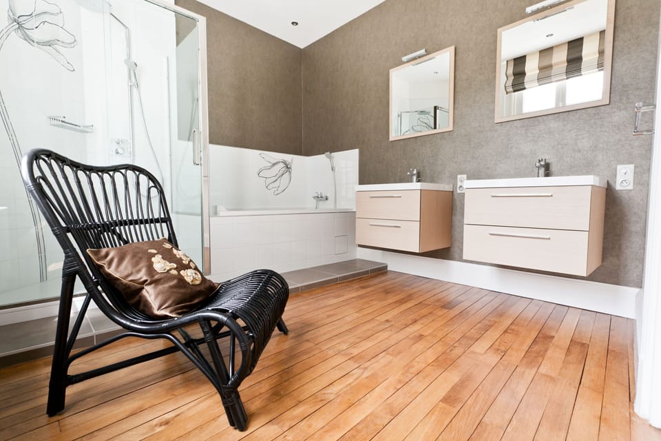 Deluxe Double or Twin Room | Bathroom | Free toiletries, hair dryer, towels