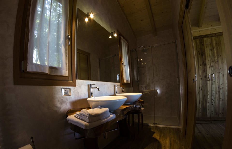 Tree House | Bathroom | Shower, free toiletries, bidet, towels