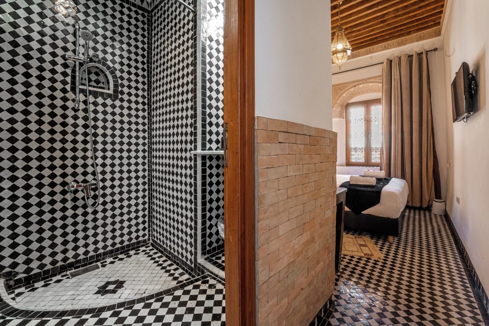 Standard Double or Twin Room | Bathroom | Shower, rainfall showerhead, designer toiletries, hair dryer