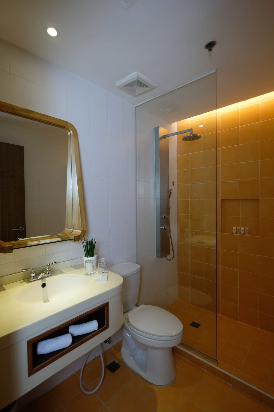 Be Chic Room | Bathroom | Shower, free toiletries, hair dryer, slippers