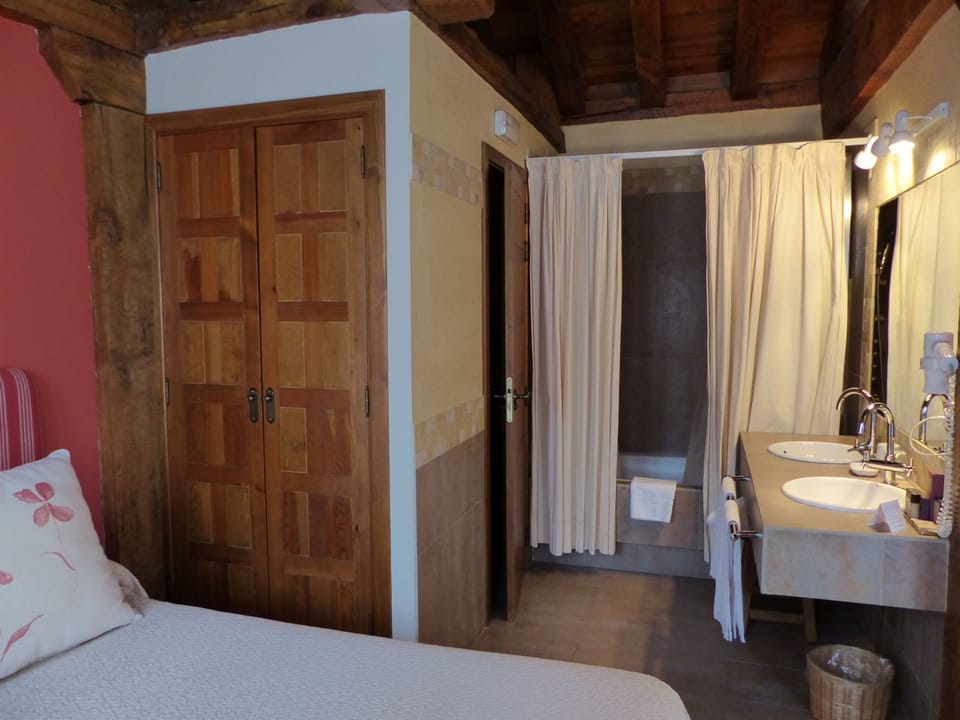 Family Quadruple Room | Bathroom | Separate tub and shower, free toiletries, hair dryer, bidet