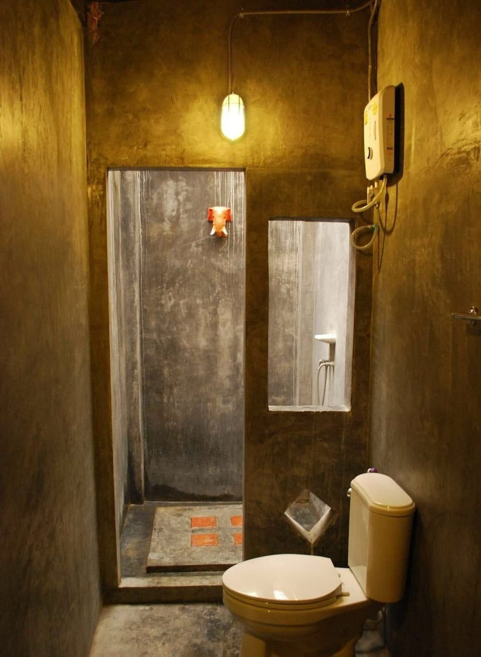 Standard Room | Bathroom | Shower, free toiletries, towels