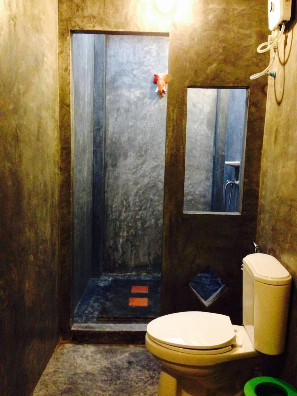 Standard Twin Room | Bathroom | Shower, free toiletries, towels