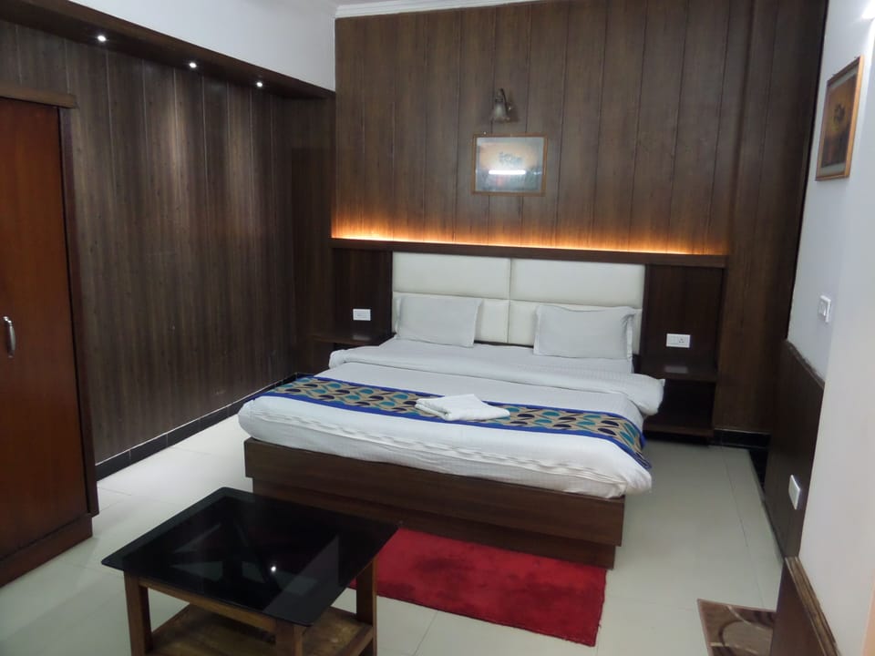 Desk, soundproofing, rollaway beds, bed sheets