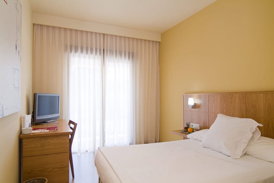 Minibar, desk, soundproofing, rollaway beds