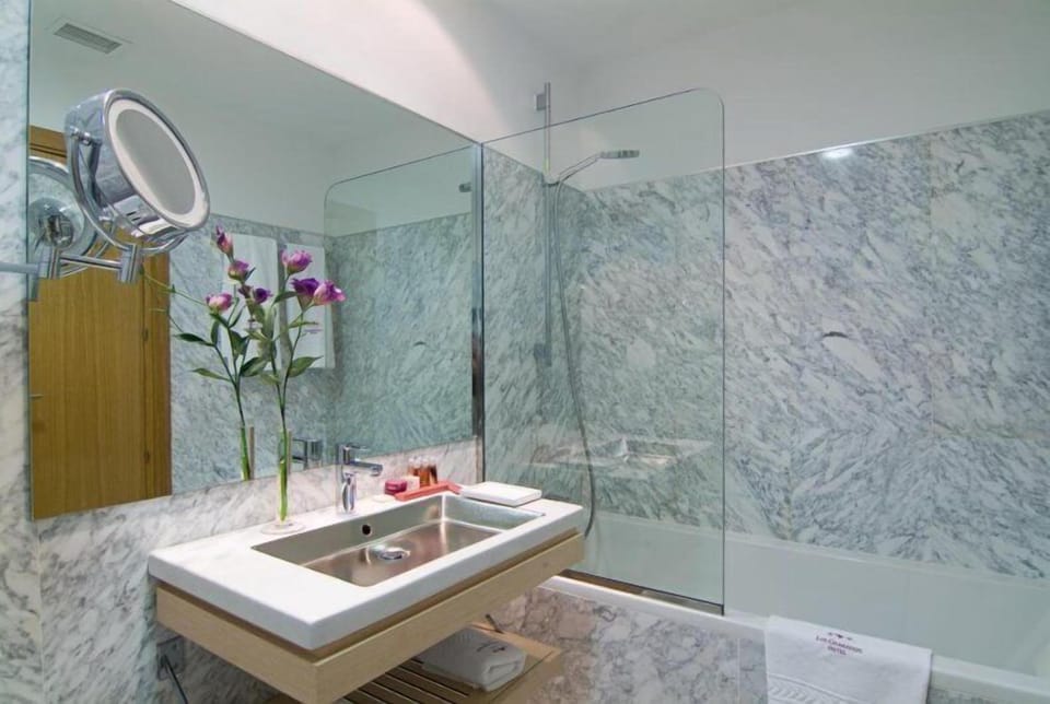 Twin Room | Bathroom | Free toiletries, hair dryer, towels